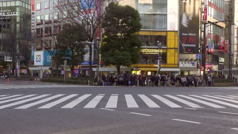 zeitraffer an einer belebten kreuzung in tokio