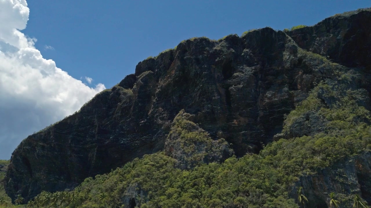 Montagna del promontorio di Playa Fronton nella Repubblica Dominicana. Vista dalla barca
