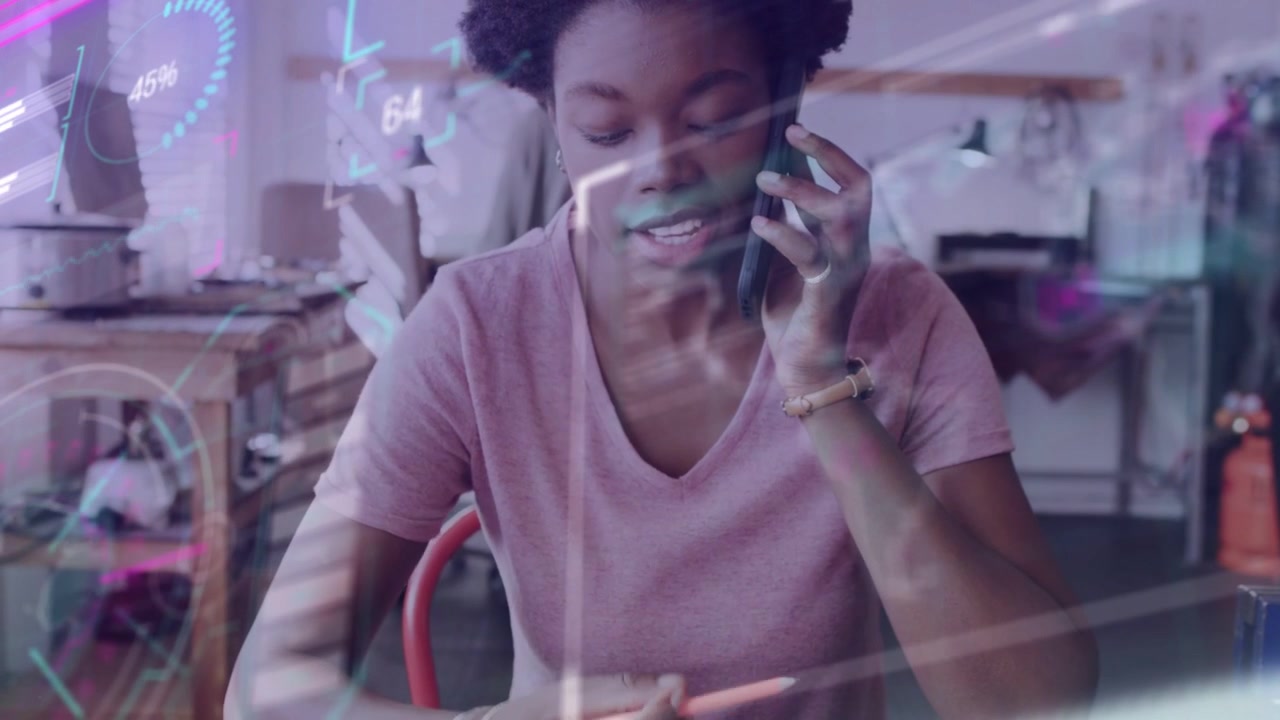 Kvinde besvarer telefon, konsulterer prøver, mens et HUD-overlay annoterer skrivebordsgenstande til et designmøde.