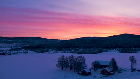 Hiperlapso-De-Drones-De-Un-Hermoso-Amanecer-Rojo-Sobre-La-Granja-En-Invierno