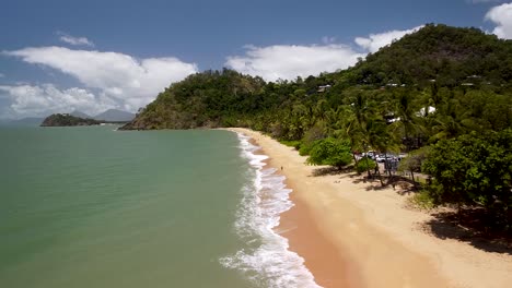 Vuelo-Aéreo-De-Paso-Bajo-A-Lo-Largo-De-Trinity-Beach-En-Cairns