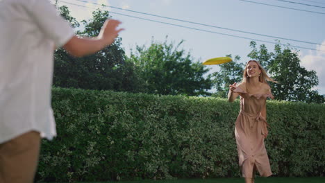 Mother-and-son-playing-with-flying-disc-in-park.-Family-enjoying-summer-activity