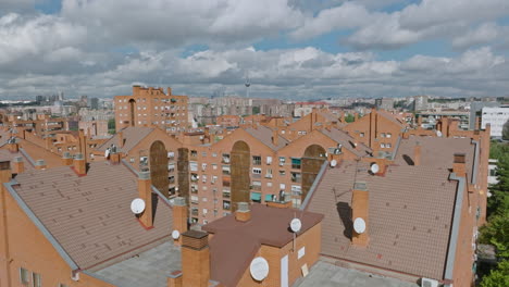 Madrid-Desde-Los-Cielos:-Donde-Las-Historias-De-Comercio,-Grandes-Plazas-Y-Agujas-Imponentes