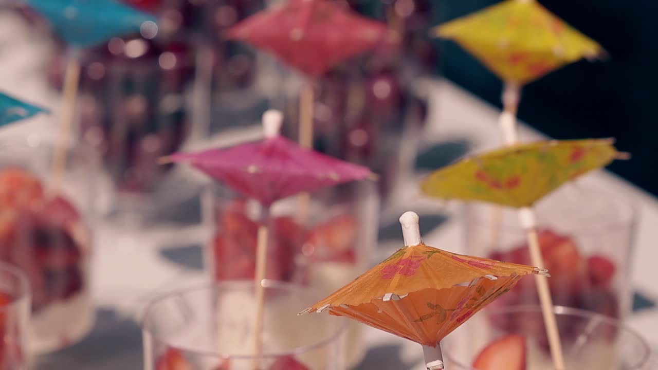 신선한 테일은 해변의 테이블에 있습니다.