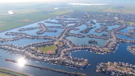 casas frente al mar a lo largo de diques artificiales en la ciudad comunitaria de discovery bay - paso elevado aéreo