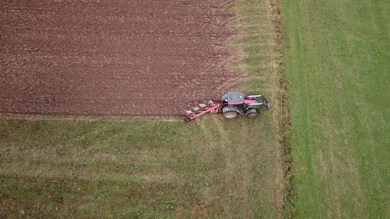 amplia toma aérea de un tractor arando campos