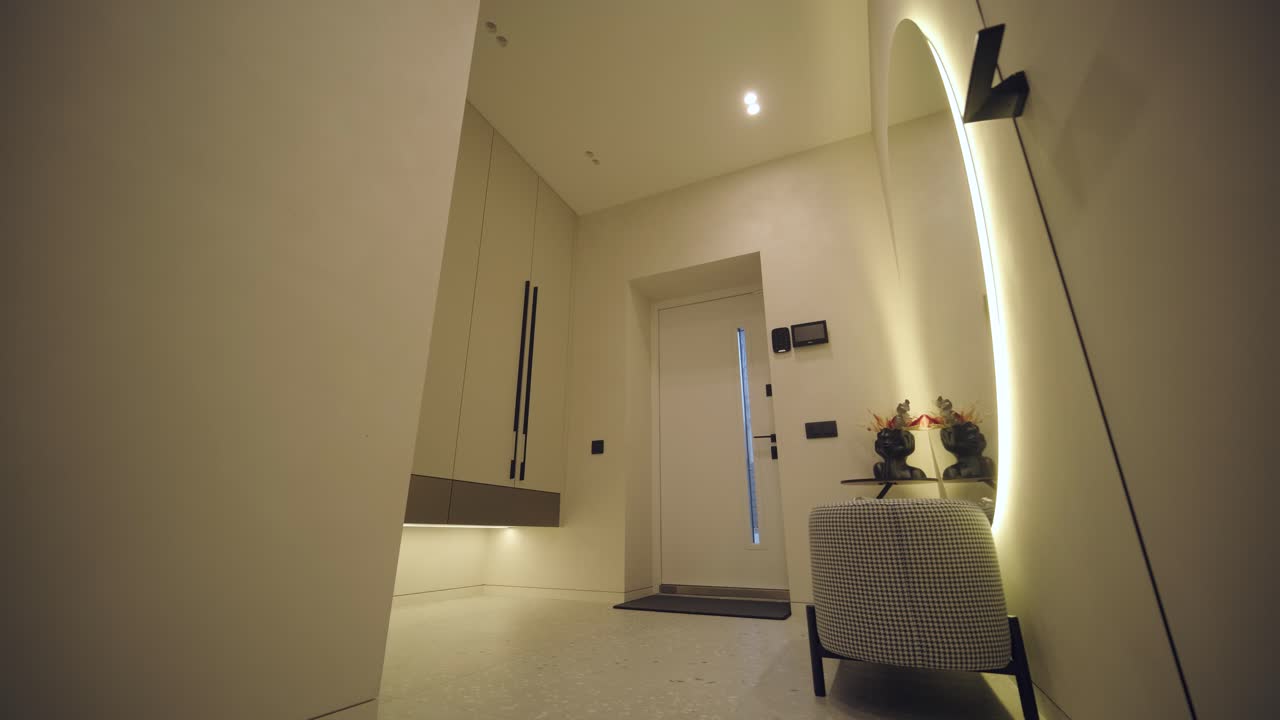 interior de hogar minimalista elegante y elegante con líneas limpias, colores neutrales e iluminación ambiental cálida, creando un ambiente acogedor y moderno.