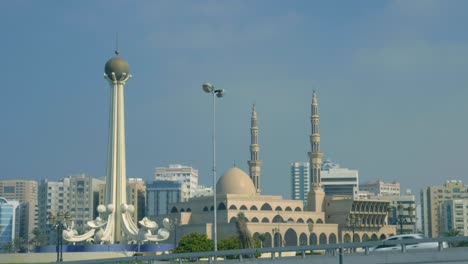 paisaje de la ciudad mezquita king faisal y parque al ittihad en la ciudad de sharjah