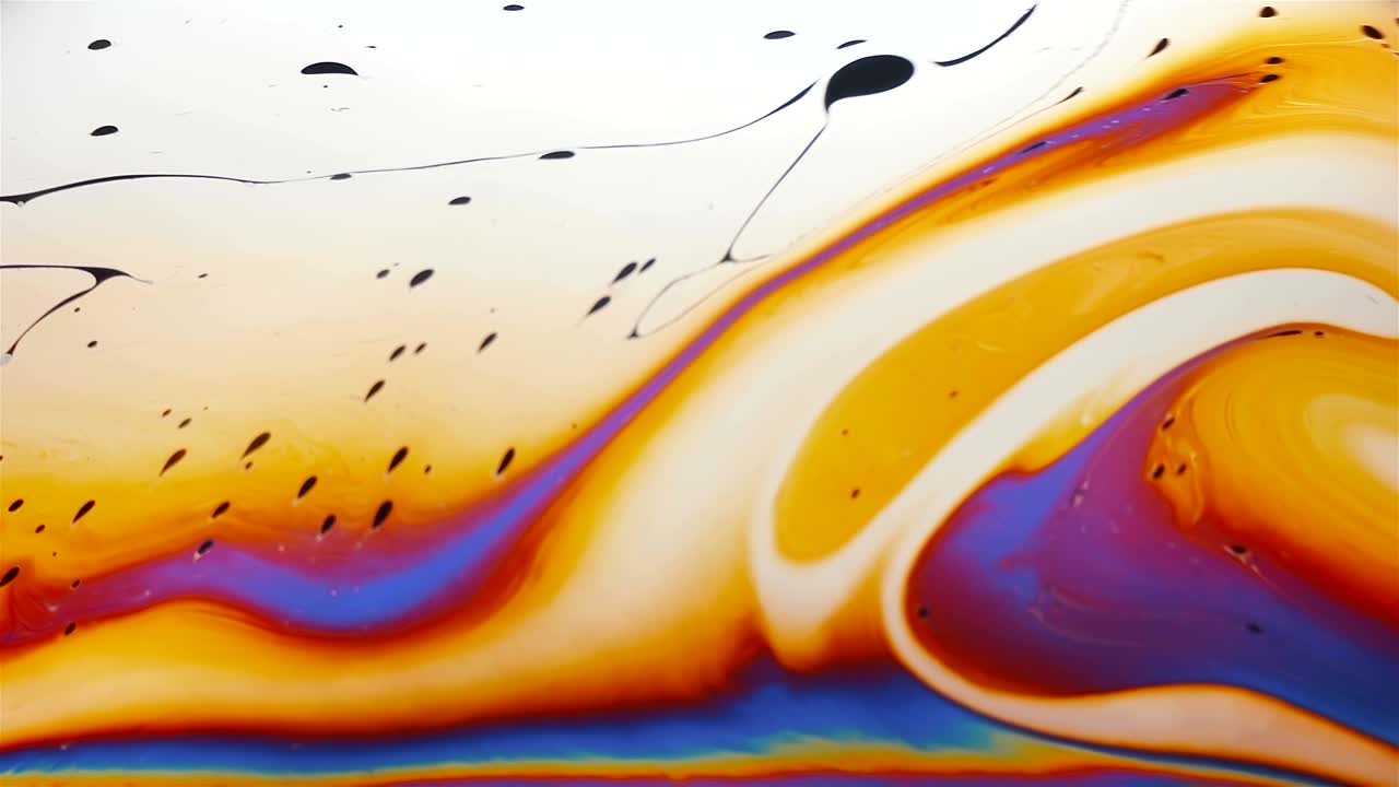 primer plano de la superficie de la película de jabón y el movimiento de las rayas del arco iris debido a la difracción e interferencia de la luz