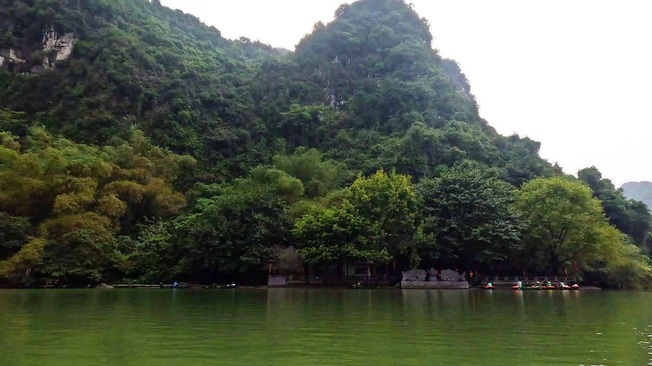 라프트는 울창하고 조용한 베트남 풍경을 가로질러 미끄러집니다.