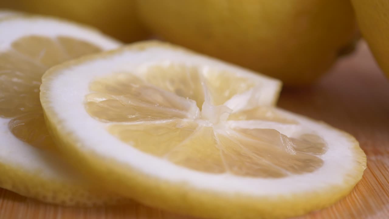 Primo piano di fette di limone fresche su un tagliere di legno