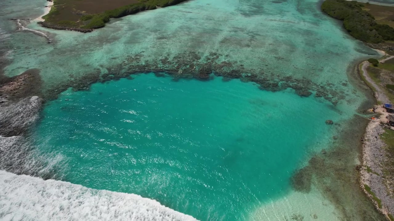Vue aérienne panoramique de la piscine naturelle de Franisky avec ses eaux turquoise et ses îles dans l'archipel de Los Roques
