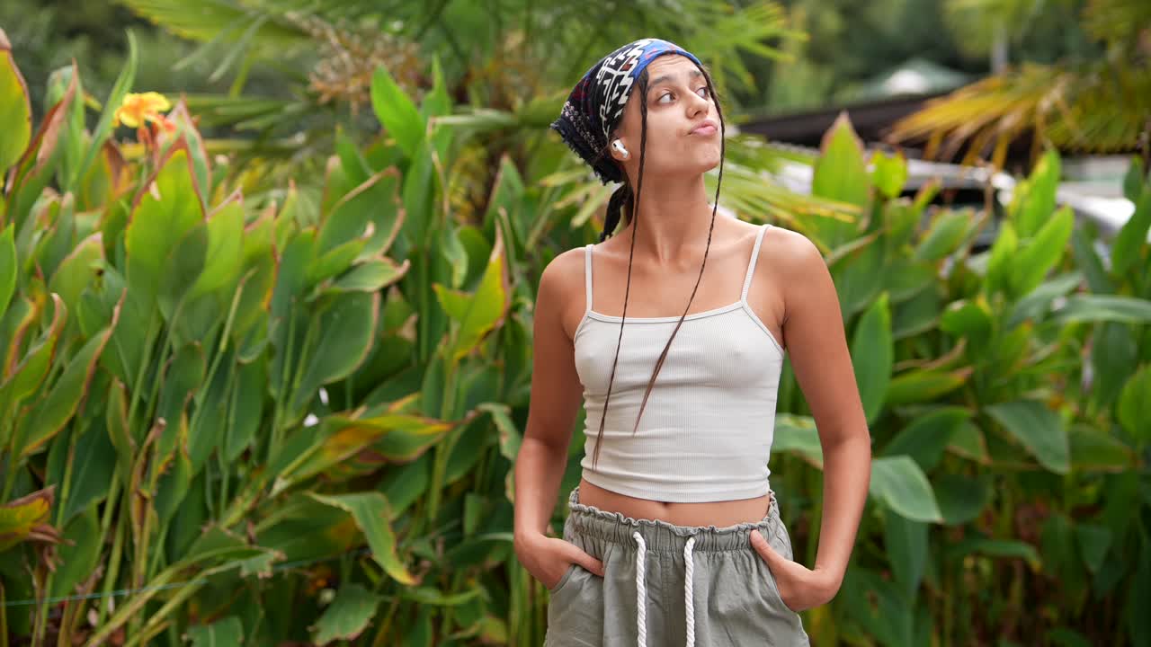 mujer posando al aire libre