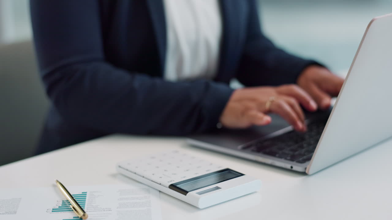 Mulher de Negócios Trabalhando em Relatórios Financeiros