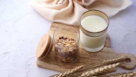 granola musli y un vaso de leche en la mesa ,