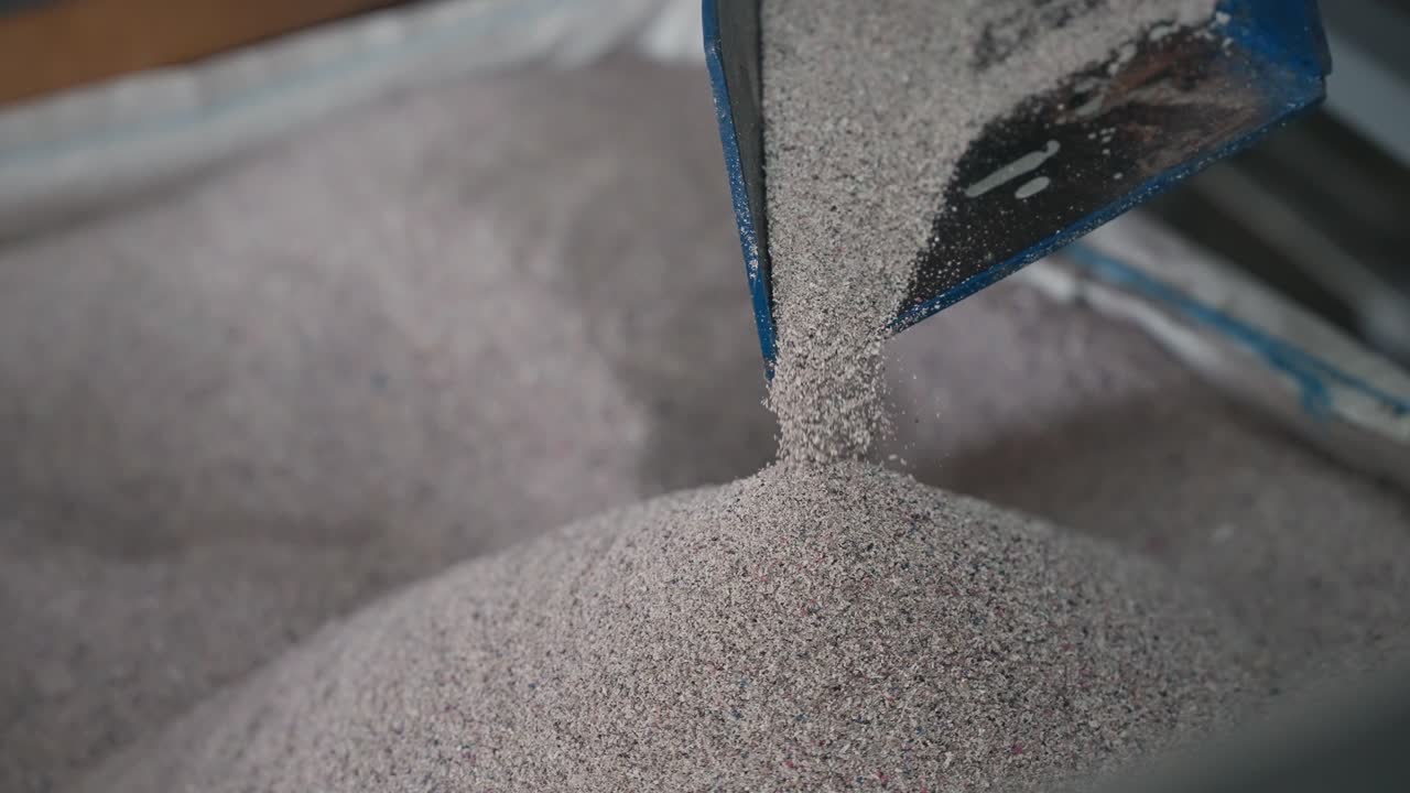 산업 재활용 과정 중 슈트에서 떨어지는 고무 과립