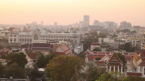 colorida vista panorámica del horizonte de bangkok desde una vista elevada en el casco antiguo de rattanakosin de bangkok, tailandia