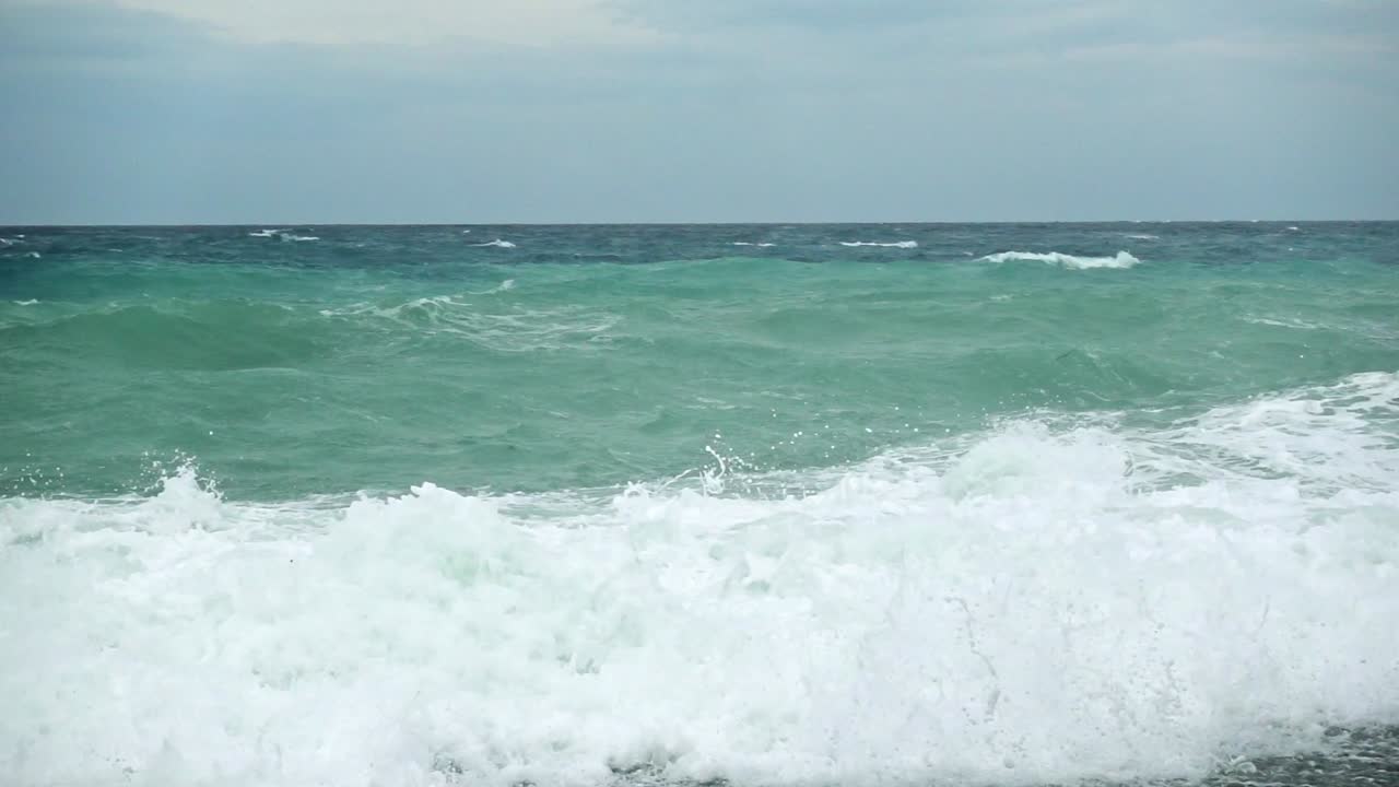 Powerful Ocean Waves Crashing on the Shore