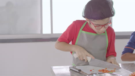 niño chef cocinando, cortando y horneando, minichef-9