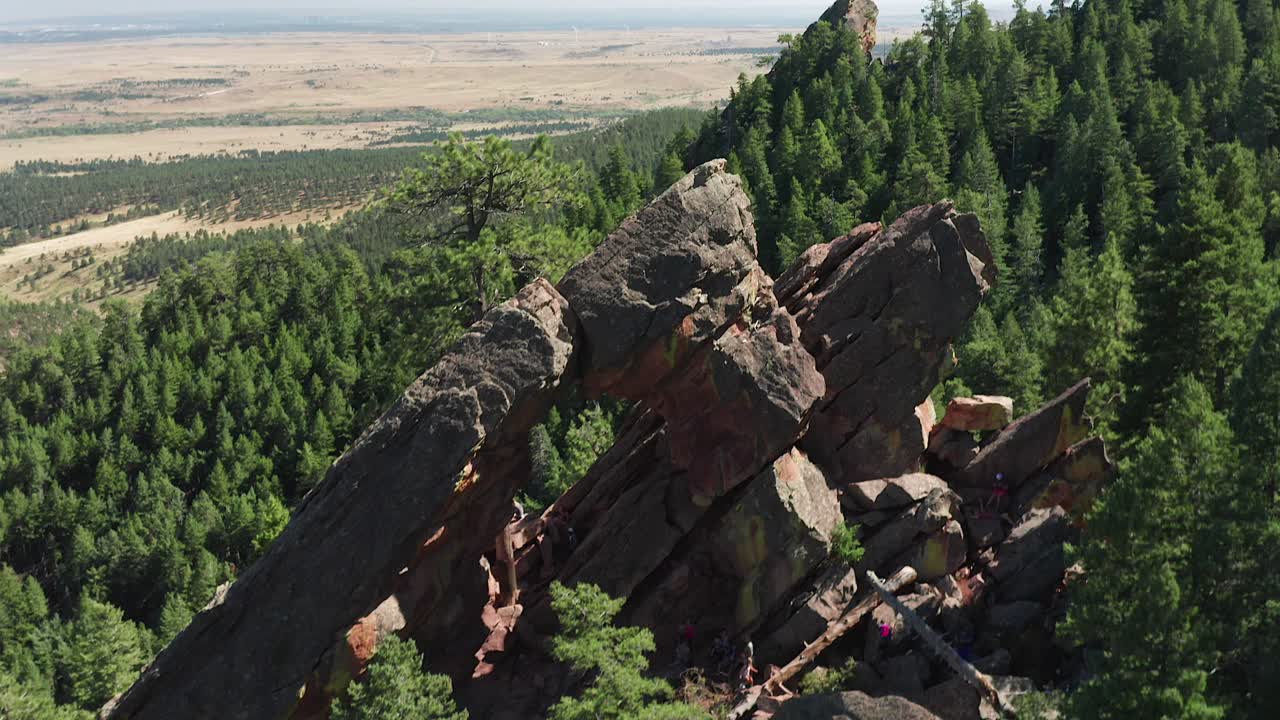 imágenes aéreas de drones de la formación rocosa del arco real ubicada dentro de las planchas en boulder, colorado
