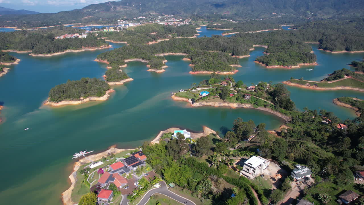 vista aérea del pintoresco lago guatape, colombia en un soleado día de verano tomada por un avión no tripulado