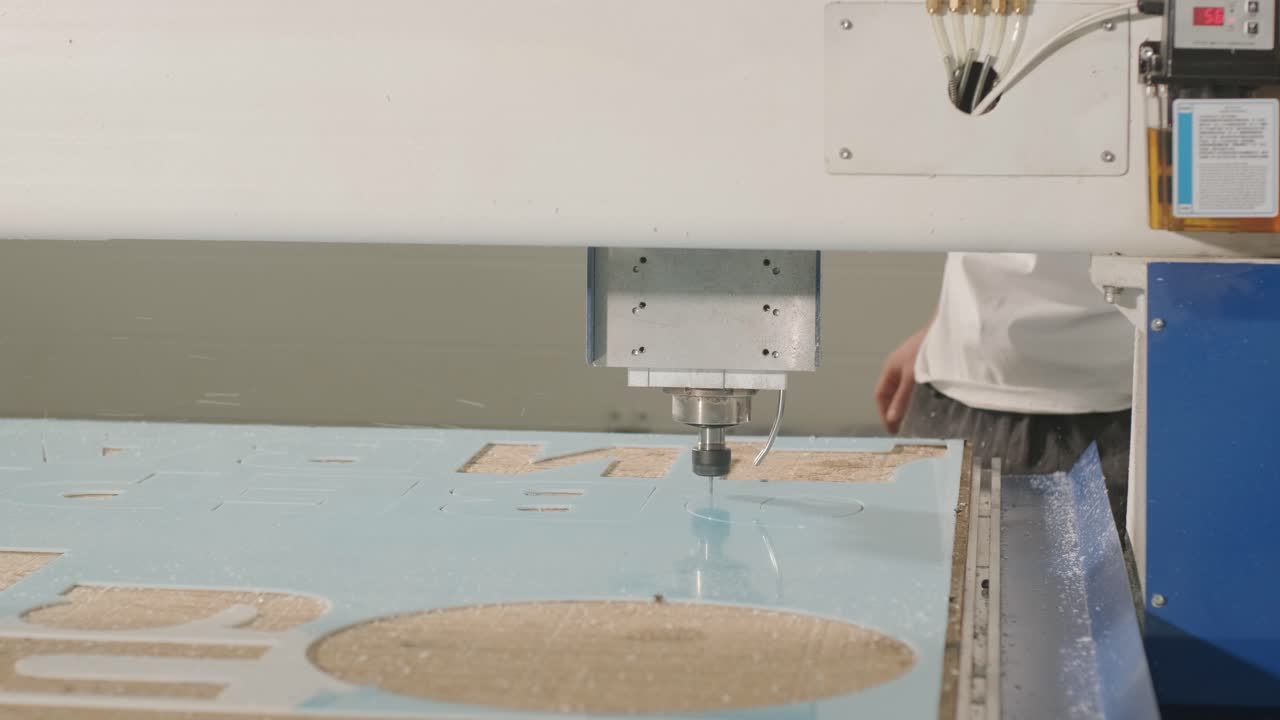 cnc 절단 기계 작업, 아크릴 플라스틱 시트를 절단, 광고 표지판의 생산