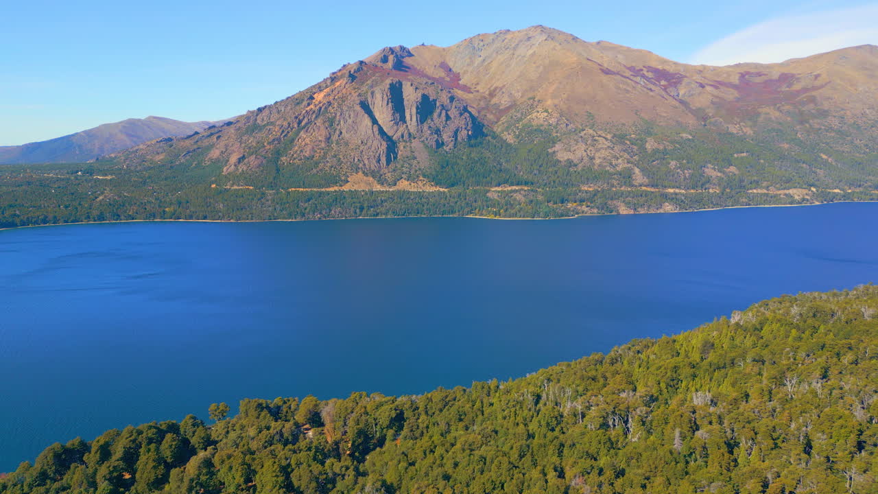 Maestosa vista aerea di un lago blu, una foresta verde e montagne