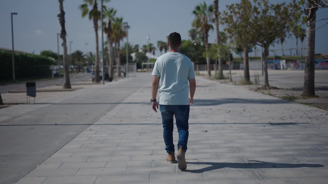 hombre caminando por una calle de la ciudad