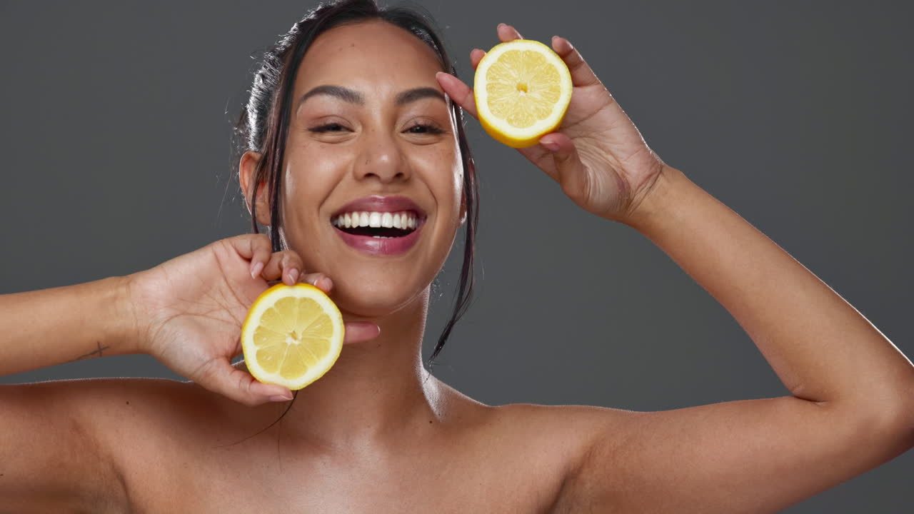 Volto, cura della pelle e donna felice con limone