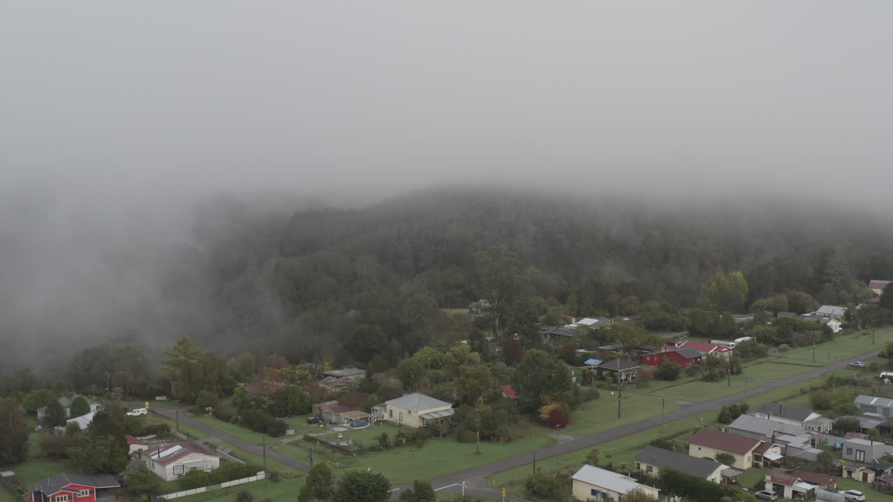 블랙볼, 뉴질랜드, 사우스 아일랜드에서 낮은 구름의 드론
