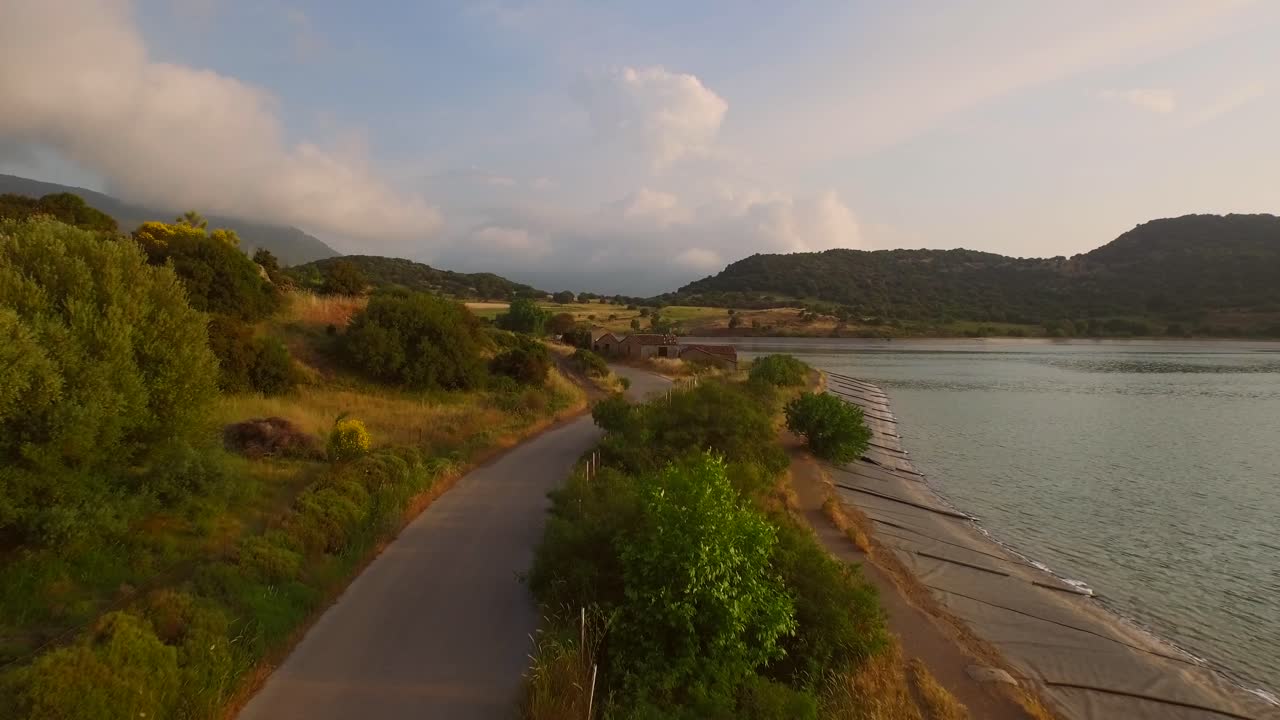 antena: lago artificial con una granja con ovejas en lesbos, grecia