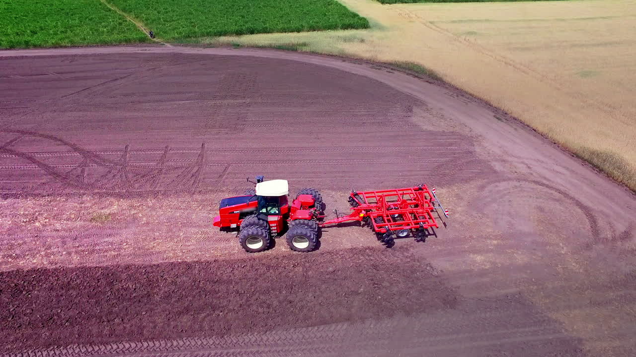 재배 된  ⁇ 에서 일하는  ⁇ 을  ⁇ 기위한 트레일러가있는 농업 트랙터