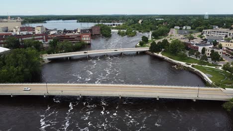 Río-Wisconsin-Y-Molino-De-Papel-En-Wisconsin-Rapids,-Wisconsin