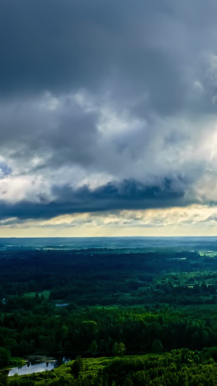 Nuvole dense su paesaggio verde in un timelapse di cielo spettacolare