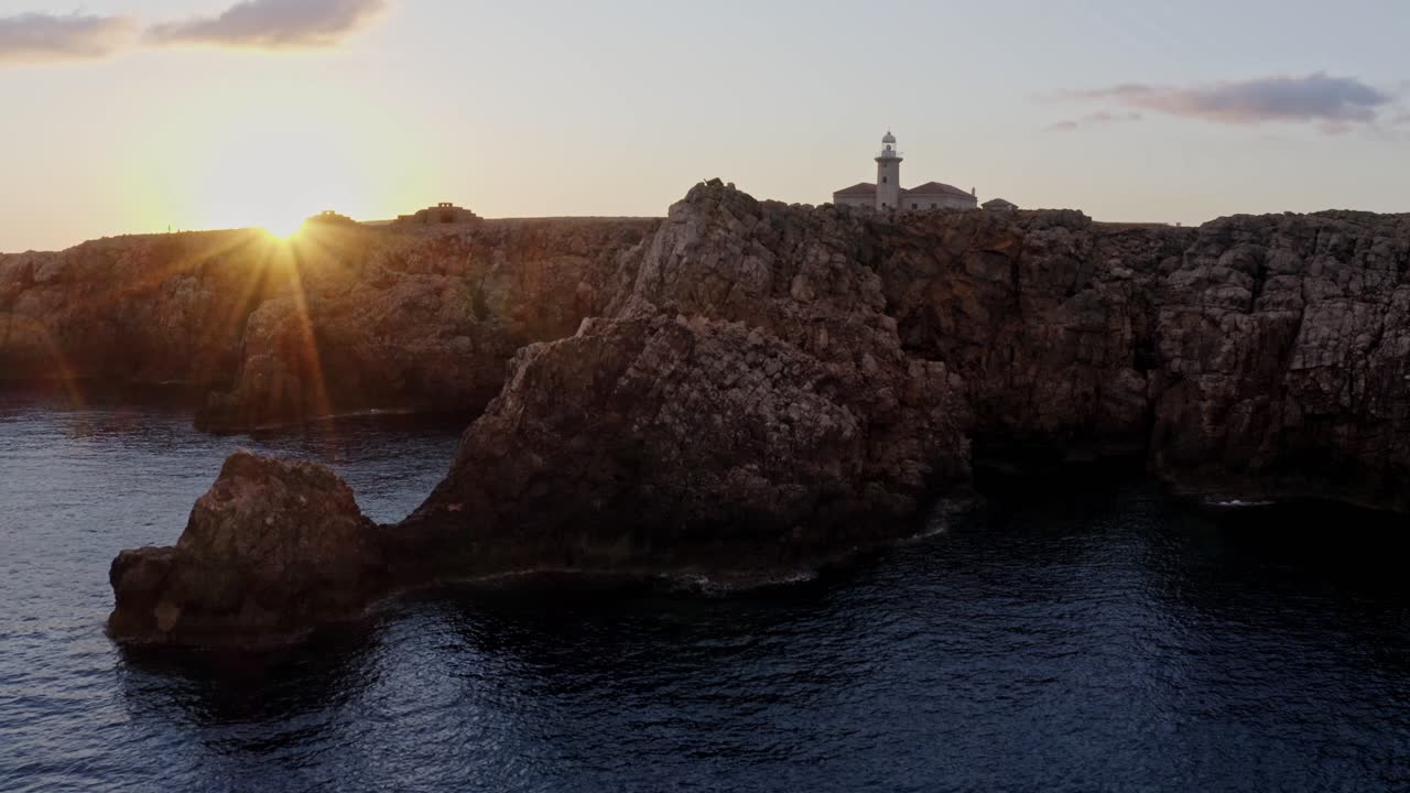 hermosa puesta de sol sobre los acantilados en el faro de punta nati en españa