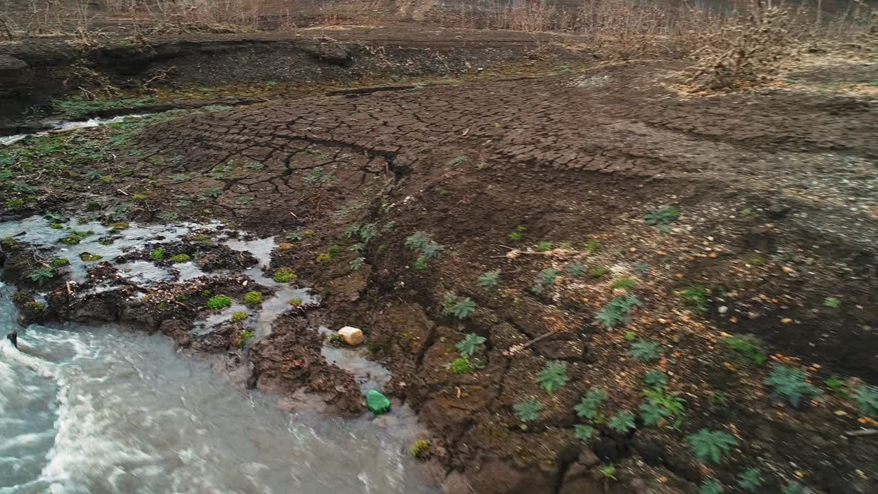 건조한 하천 바닥과 균열된 땅 풍경