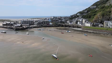 puerto de barmouth con marea fuera de gales del norte, imágenes aéreas del reino unido