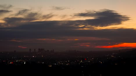 vista nocturna de la puesta de sol escarlata en los ángeles