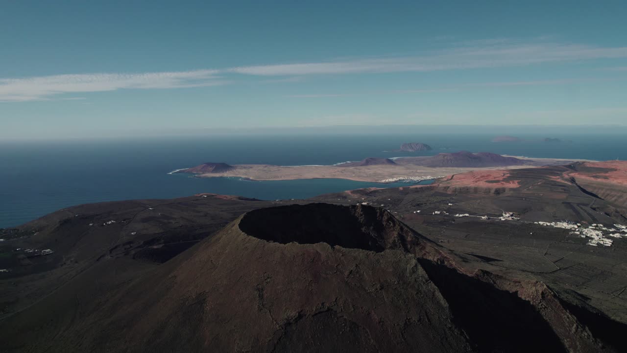 Veduta aerea del Cratere del vulcano Monte Corona, Lanzarote, Isole Canarie.
