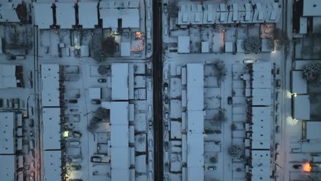 Calle-En-La-Ciudad-Americana-En-La-Noche-Durante-Las-Ráfagas-De-Nieve