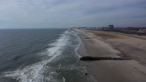 Eine-Drohnenansicht-Eines-Leeren-Strandes-An-Einem-Bewölkten-Tag