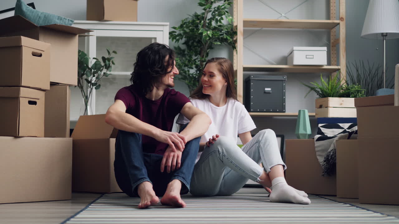 una pareja feliz se muda a un nuevo hogar.