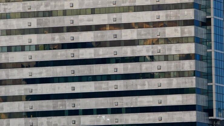Timelapse di diverse facciate di edifici e strutture architettoniche che formano motivi urbani ripetuti, catturando linee geometriche, forme, texture e la luce mutevole.