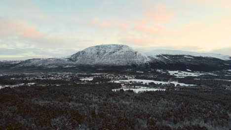 Luftaufnahme-Der-Gemeinde-Oppdal-Mit-Schneebedeckter-Berg--Und-Waldlandschaft-Im-Landkreis-Trondelag,-Norwegen