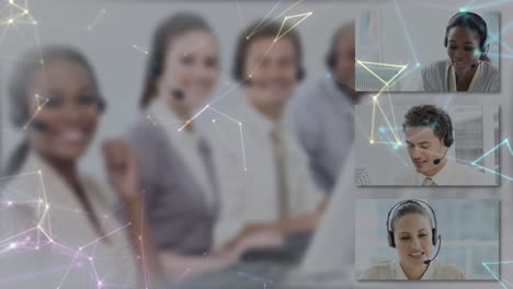 animación de la red de conexiones a través de pantallas con personas de negocios que usan auriculares telefónicos
