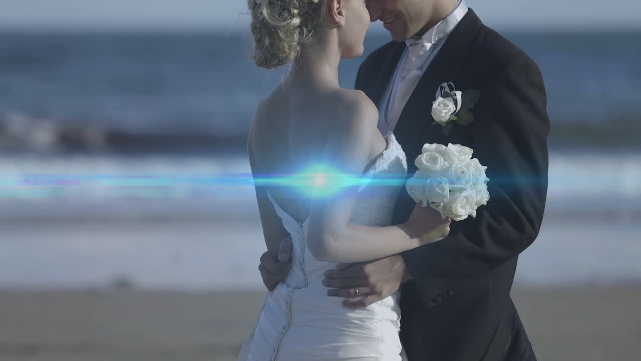 해변에서 행복한 백인 신혼 부부 위에 움직이는 빛의 애니메이션