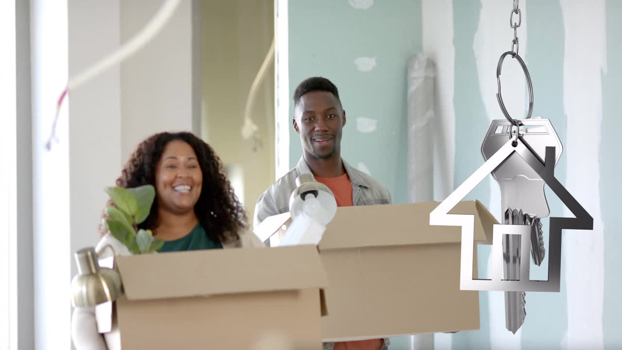 animación de llaves de plata de la casa y procesamiento de datos sobre diversas personas de negocios en la oficina