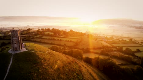 Luftaufnahme-Des-Sonnenaufgangs-Am-Glastonbury-Tor