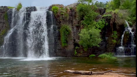 Forrest-Lisbon-Falls-Maravilloso-Pacífico-Cascadas-Sabie-Nelsprit-Johannesburgo-Mbombela-Sudáfrica-Más-Escénico-Cinemático-Primavera-Verdor-Lozano-Pacífico-Agua-Tranquila-Primeros-Planos-Cámara-Lenta-Izquierda-Pan-Playa