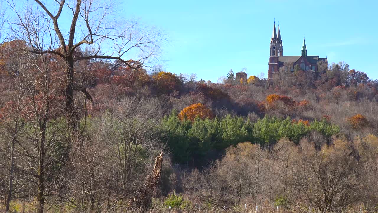 bonito establecimiento de una toma panorámica de la colina sagrada, un monasterio remoto en la zona rural de wisconsin 1